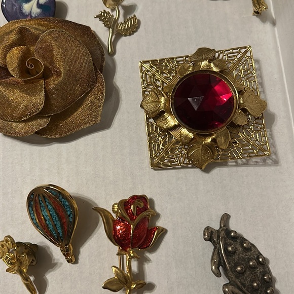 Assorted Brooch Set - Picture 5 of 9